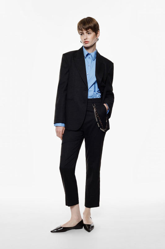 Trousers dritti con catenella decorativa e taglio alla caviglia