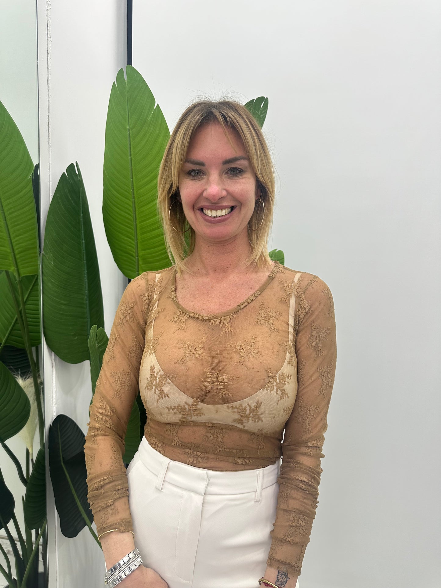 Top trasparente a maniche lunghe con ricamo floreale
