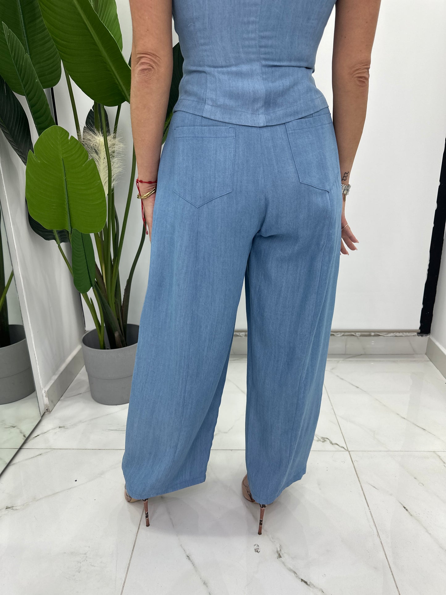 Jeans ampi a vita alta con cuciture frontali