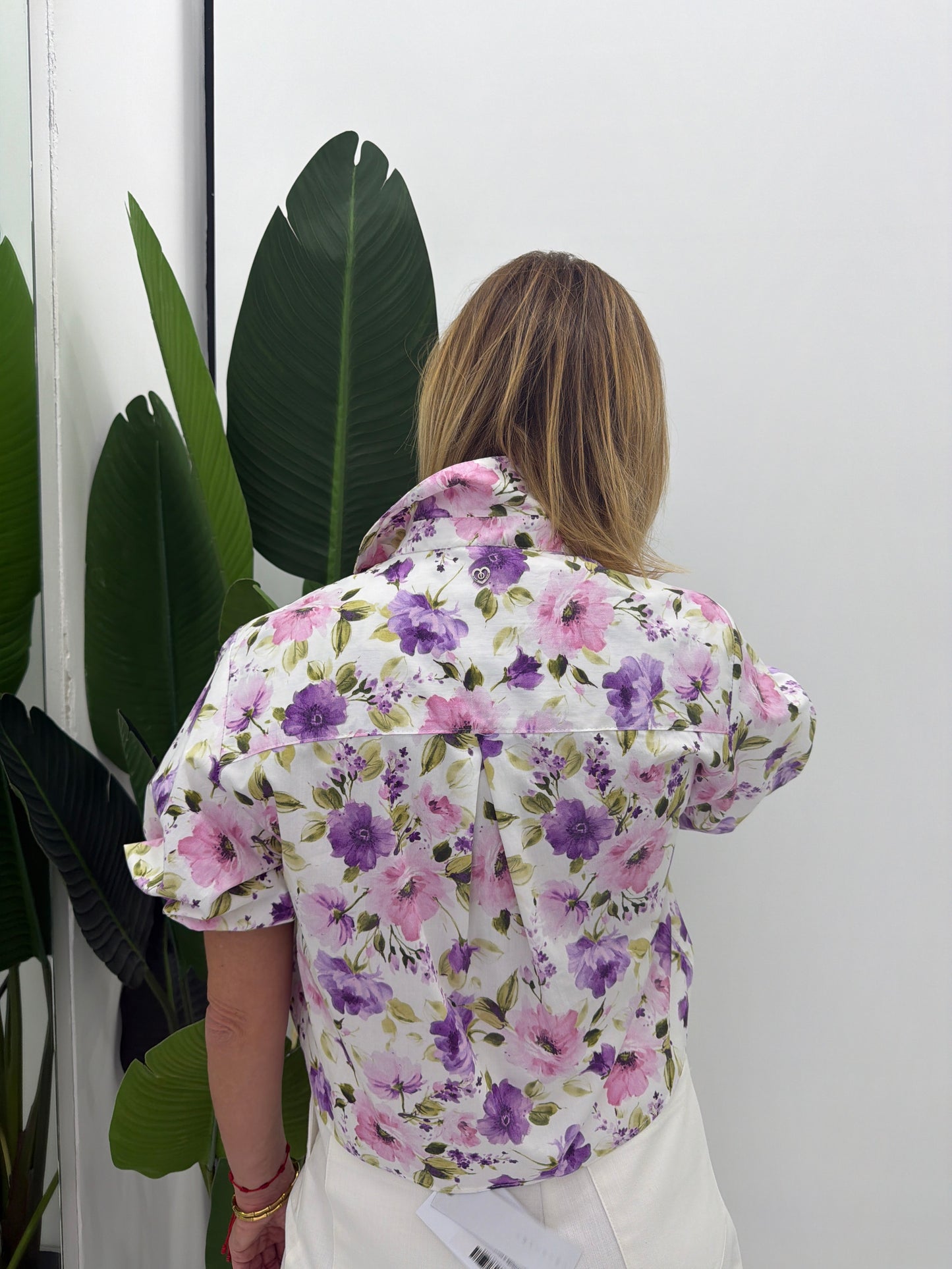 Camicia cropped a fiori con maniche corte