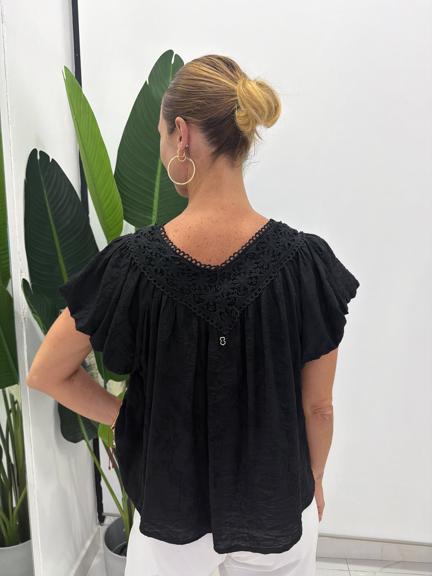 Maglia doppio scollo a v macramè