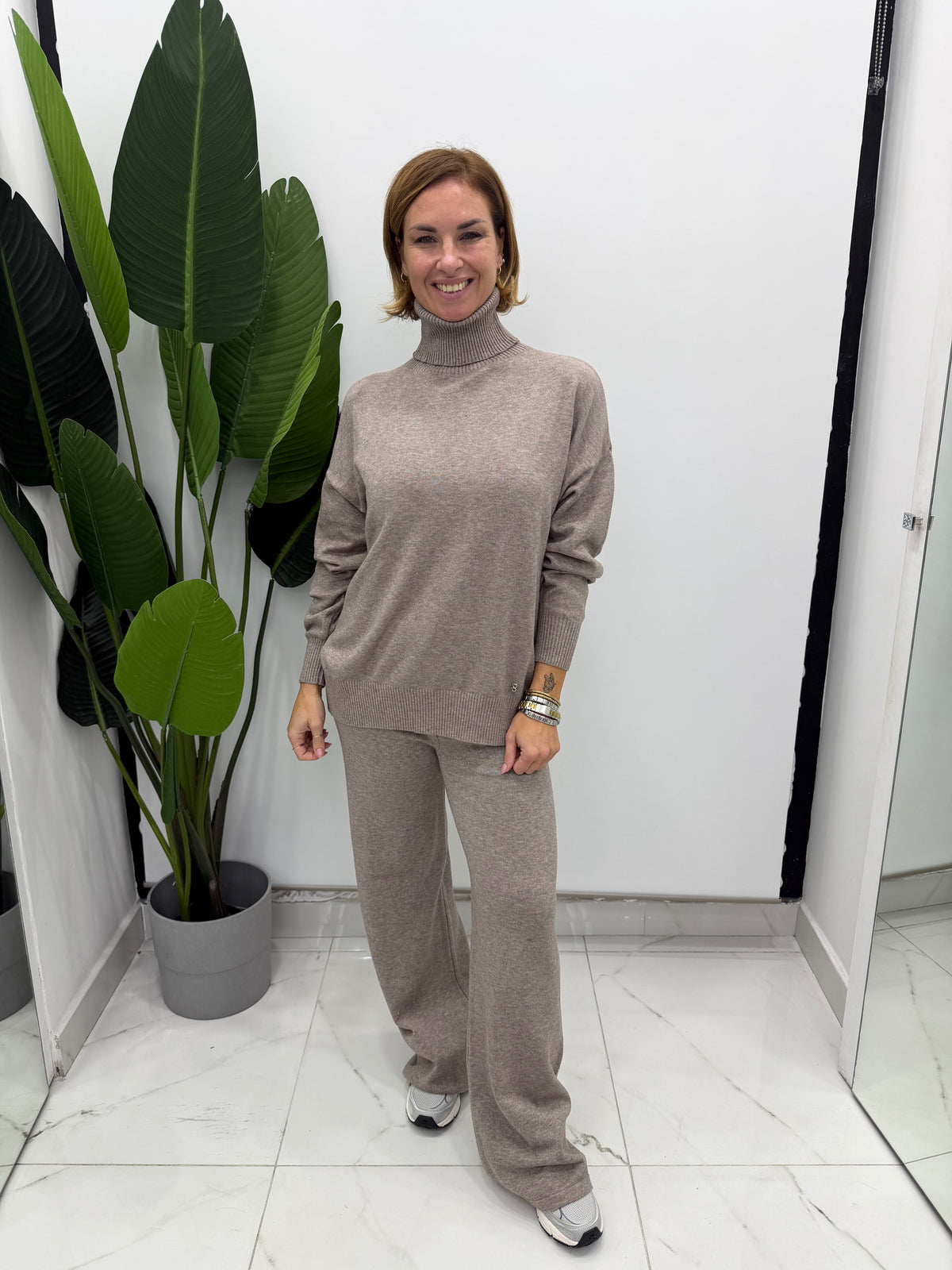 Maglione turtleneck con collo alto e polsini ampi