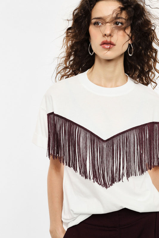 T-shirt con frange decorative e maniche corte
