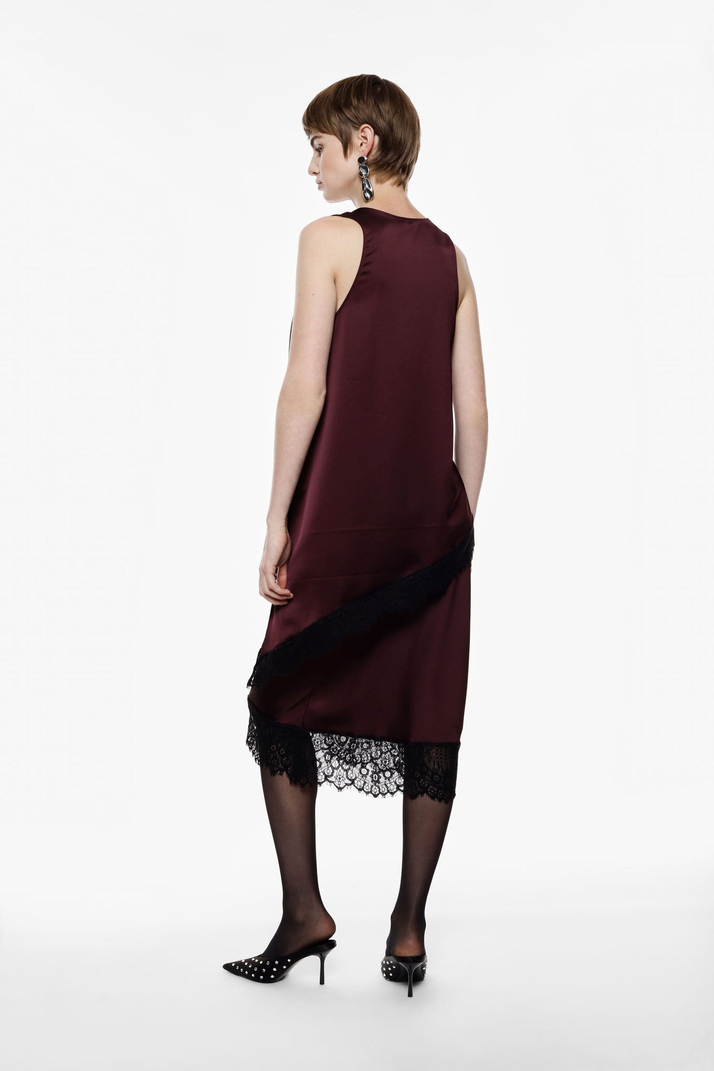 Gonna midi con bordo in pizzo e taglio dritto