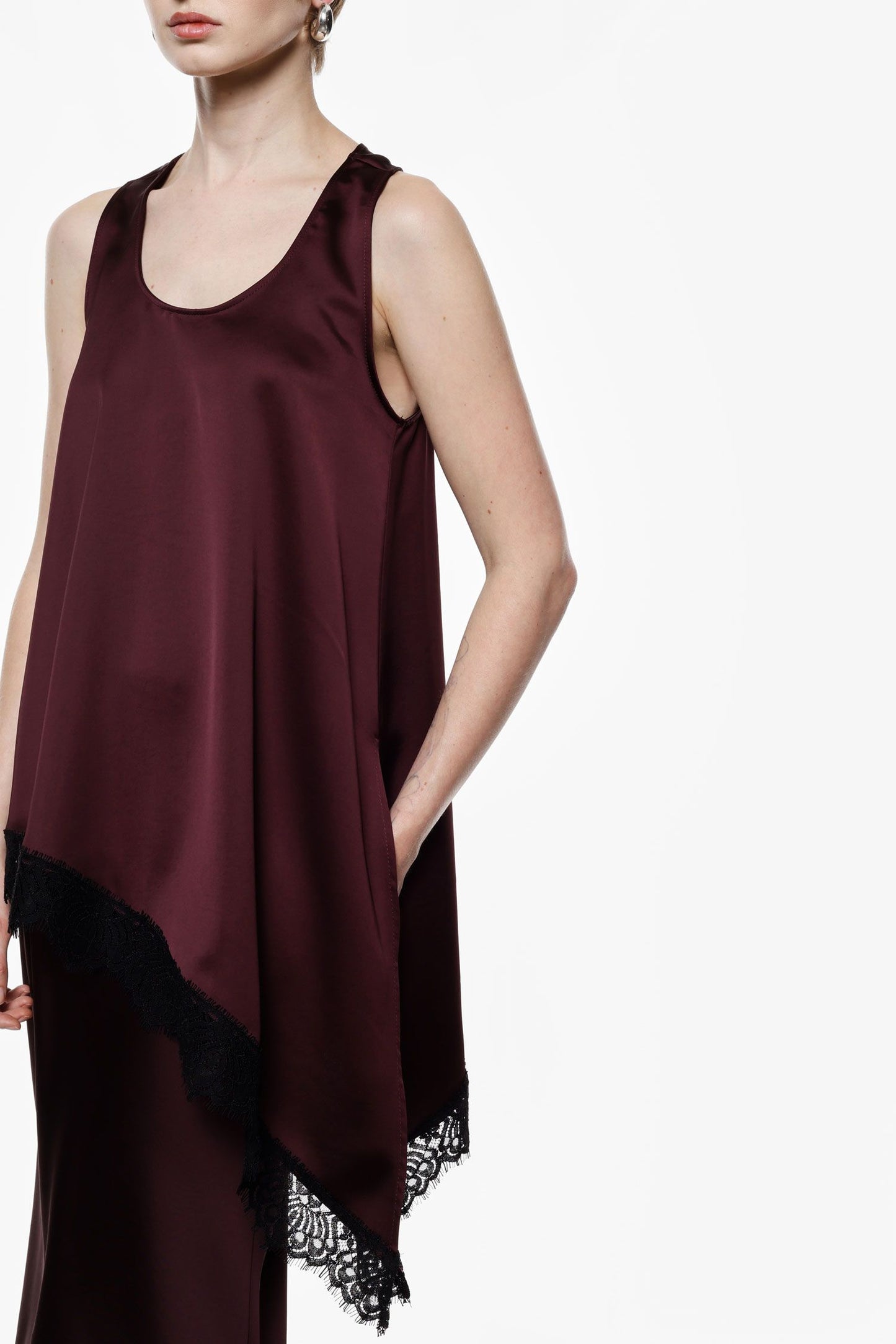 Top asimmetrico con bordo in pizzo