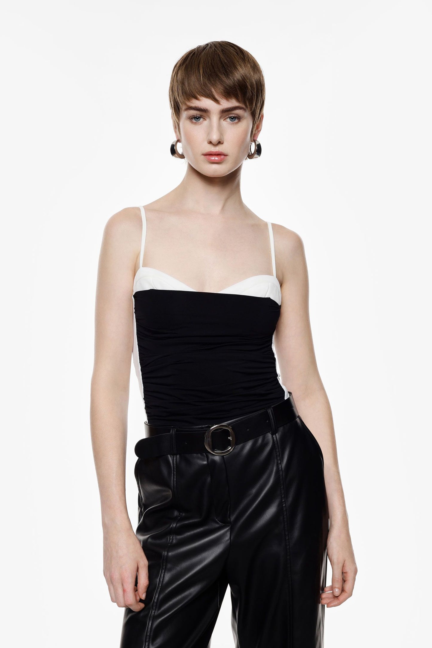 Body con spalline sottili e motivo bicolore