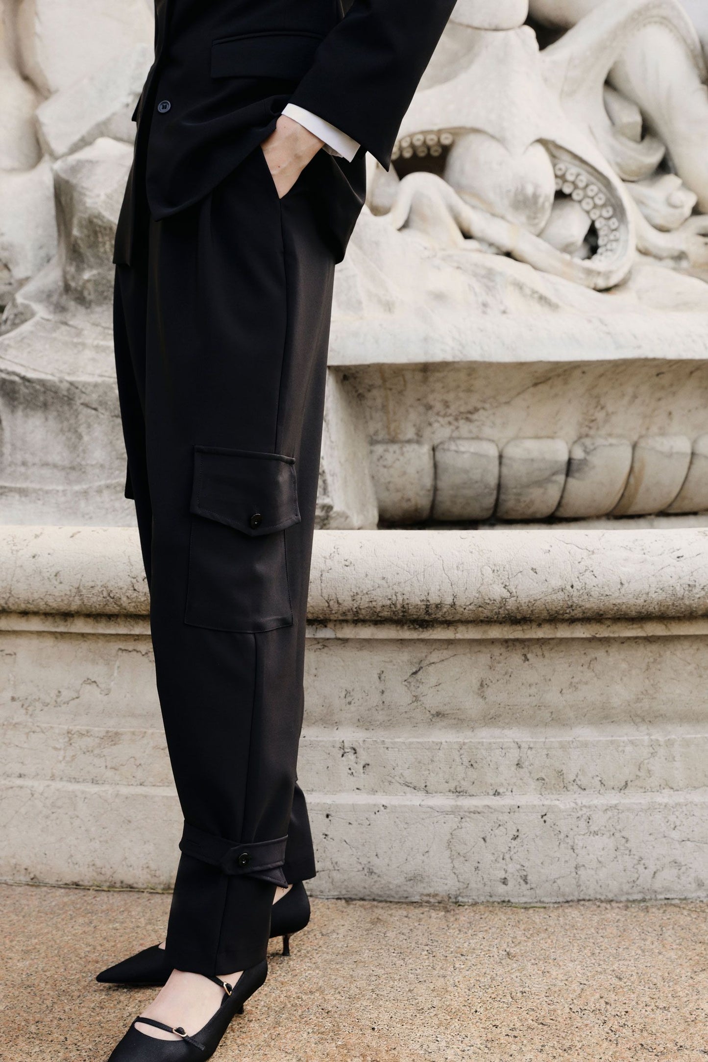 Pantaloni sartoriali con tasche laterali e fondo regolabile