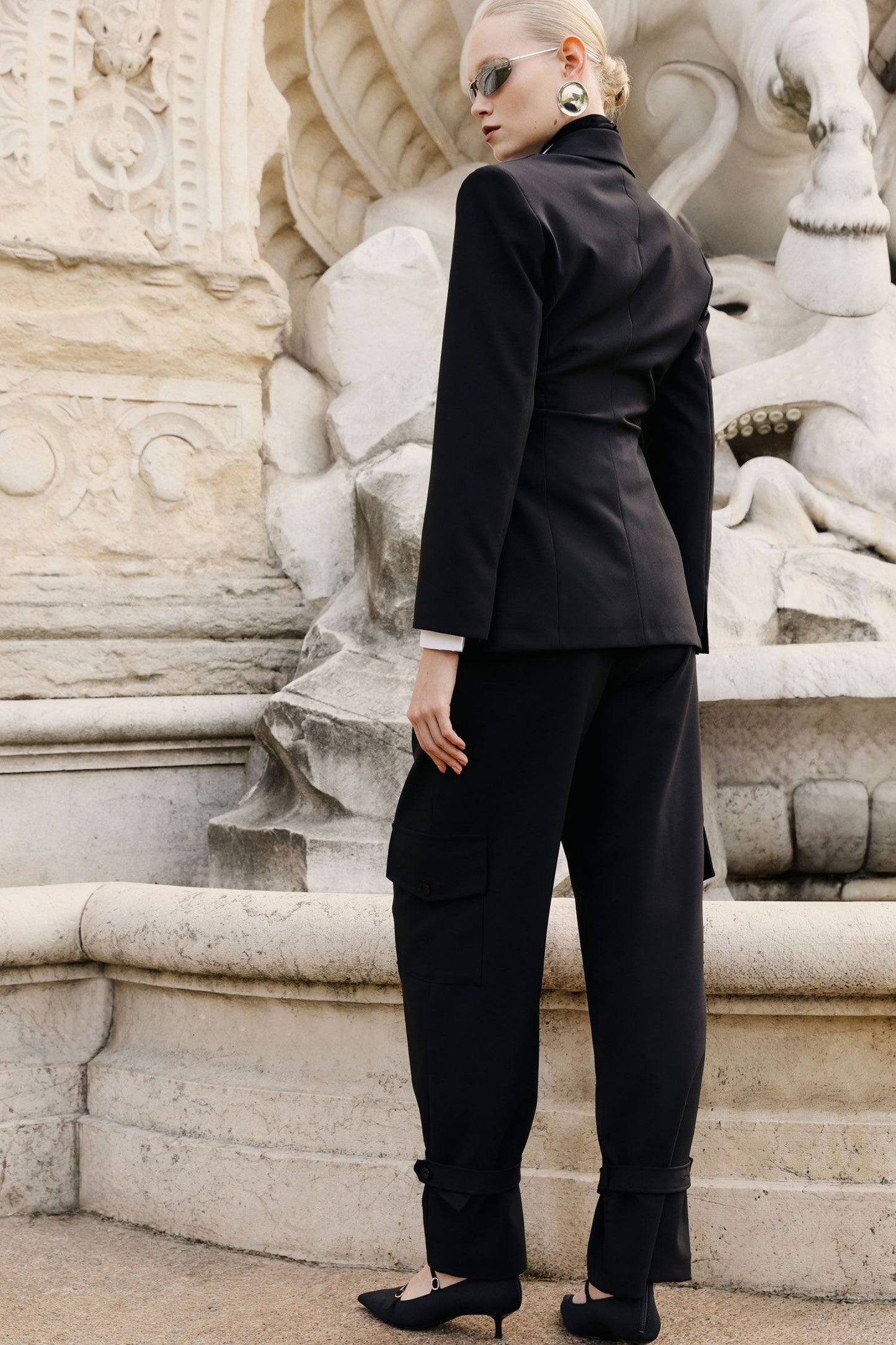 Pantaloni sartoriali con tasche laterali e fondo regolabile