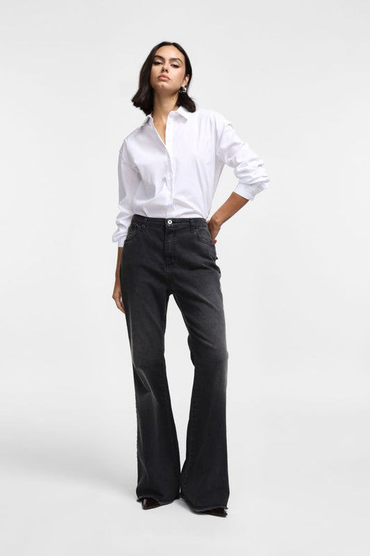 Jeans flare a vita alta con fondo sfrangiato