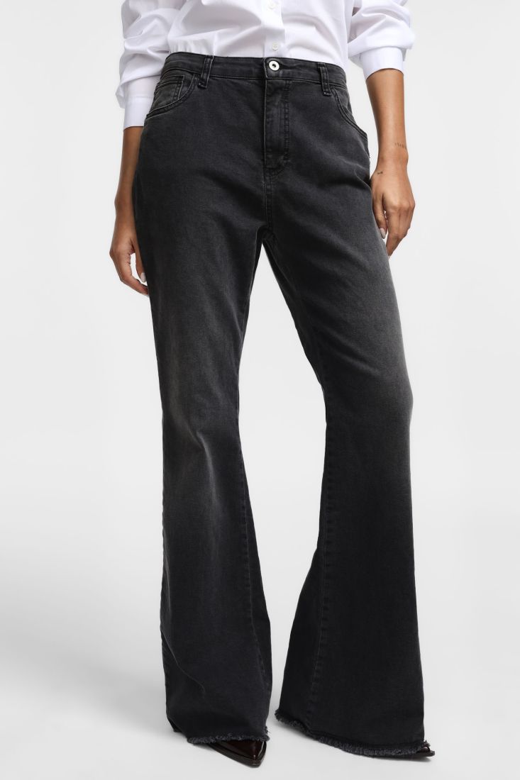 Jeans flare a vita alta con fondo sfrangiato