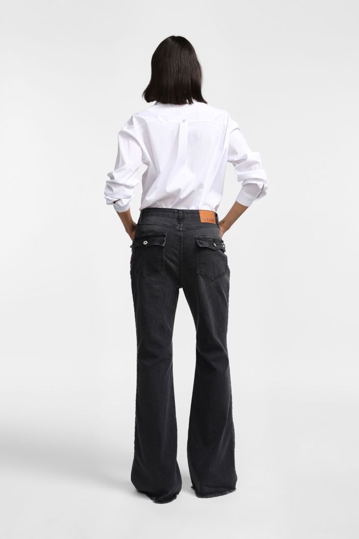 Jeans flare a vita alta con fondo sfrangiato