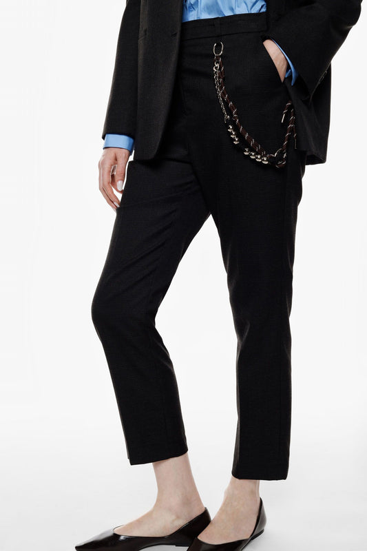 Trousers dritti con catenella decorativa e taglio alla caviglia