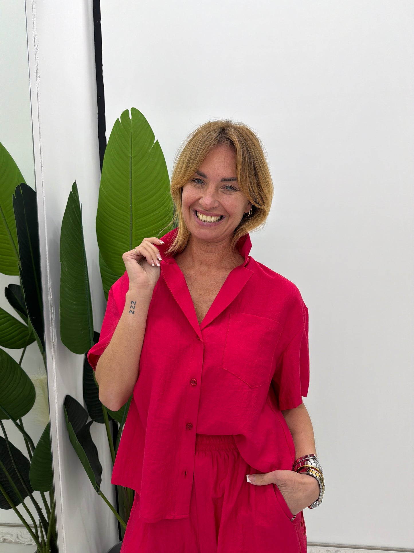 Camicia boxy con tasca frontale e maniche corte
