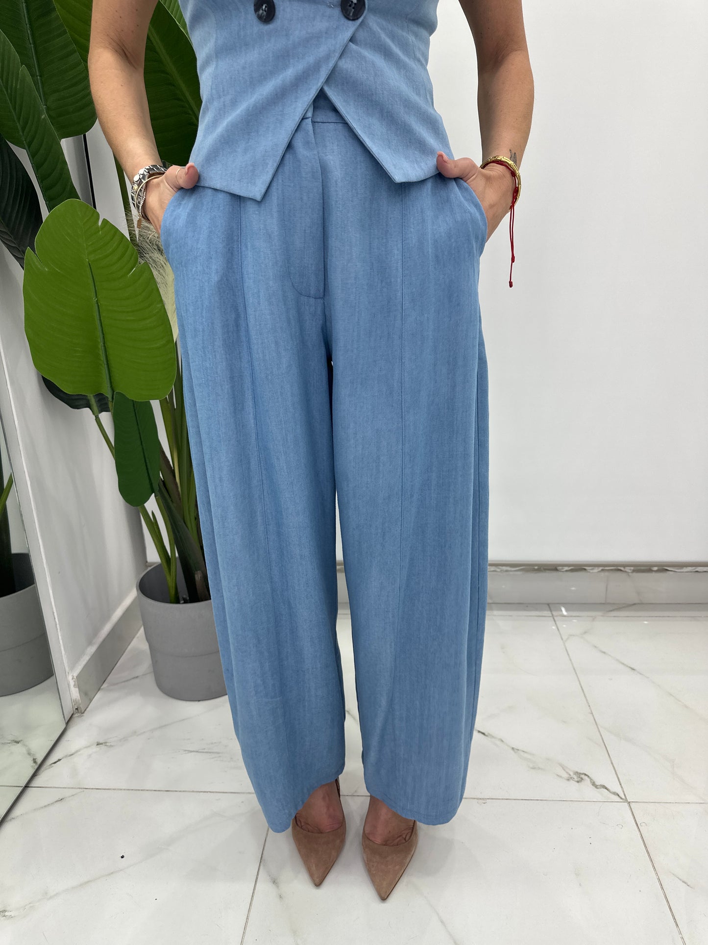 Jeans ampi a vita alta con cuciture frontali