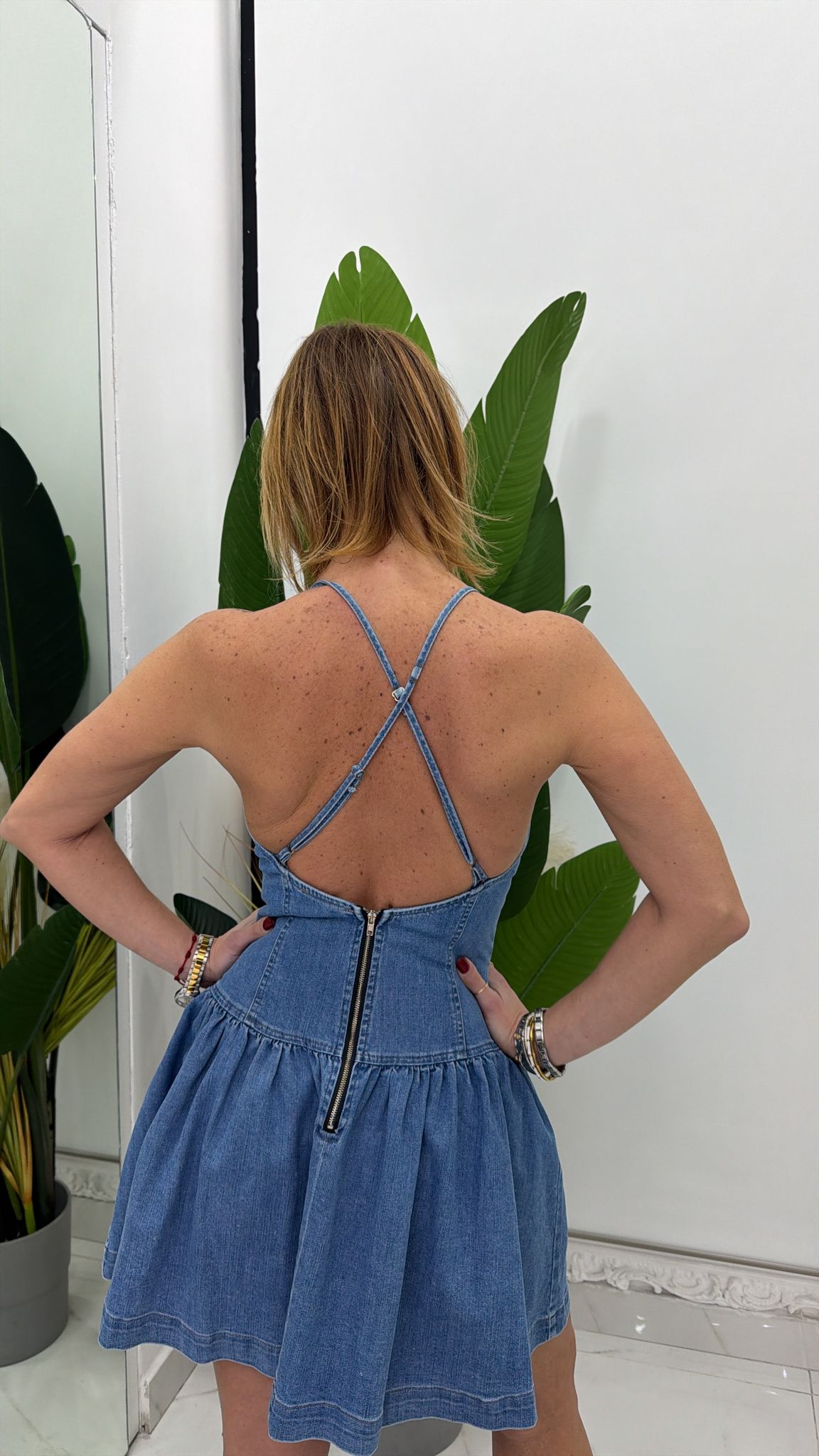 abito con bretelle incrociate di jeans