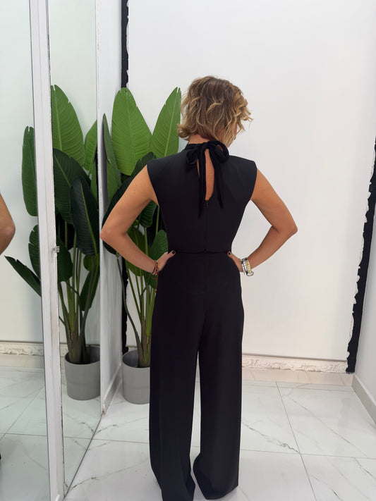 Tuta senza maniche con scollo a lupetto e gamba ampia