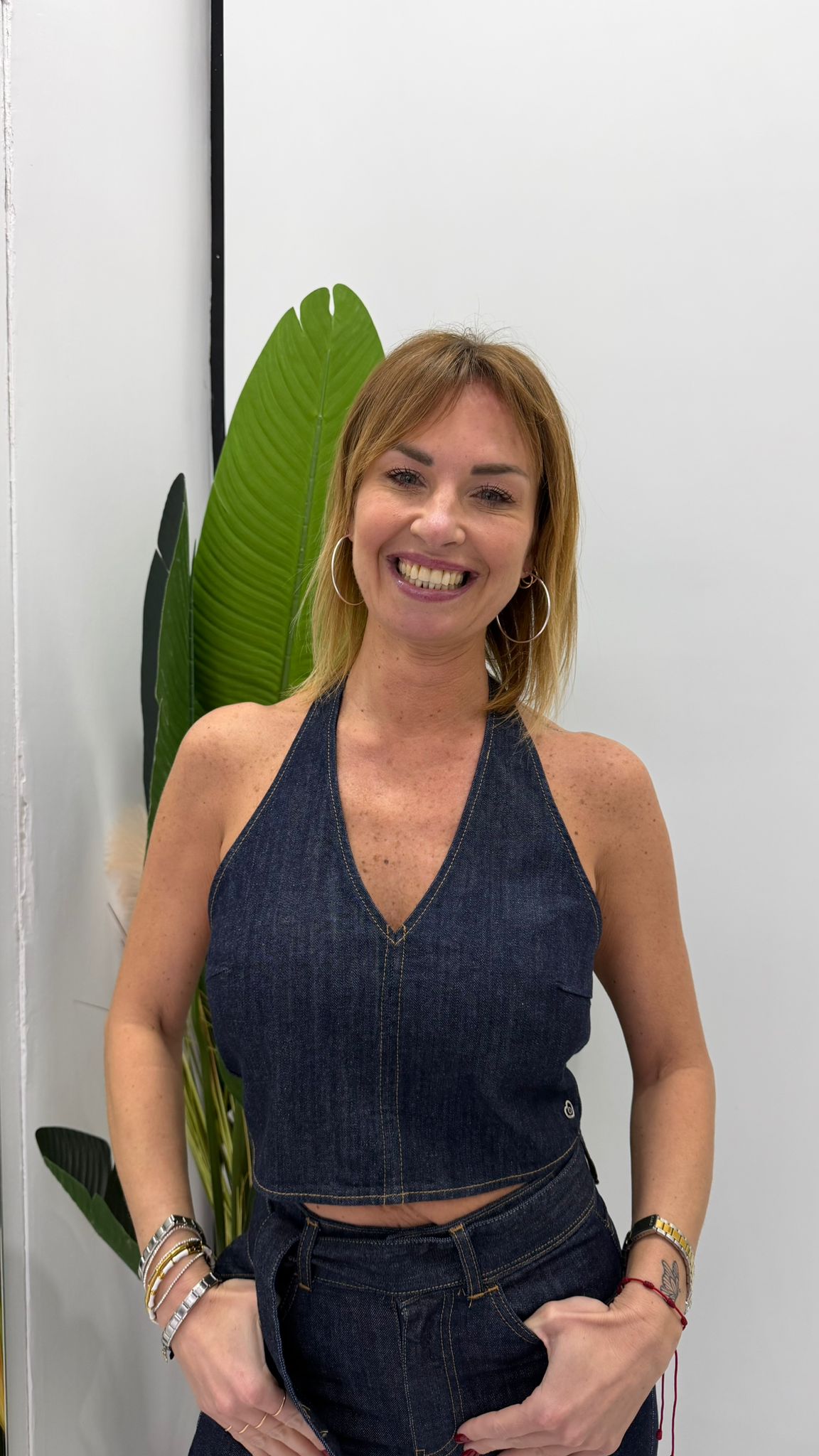 Top cropped con scollo a v e nodo posteriore