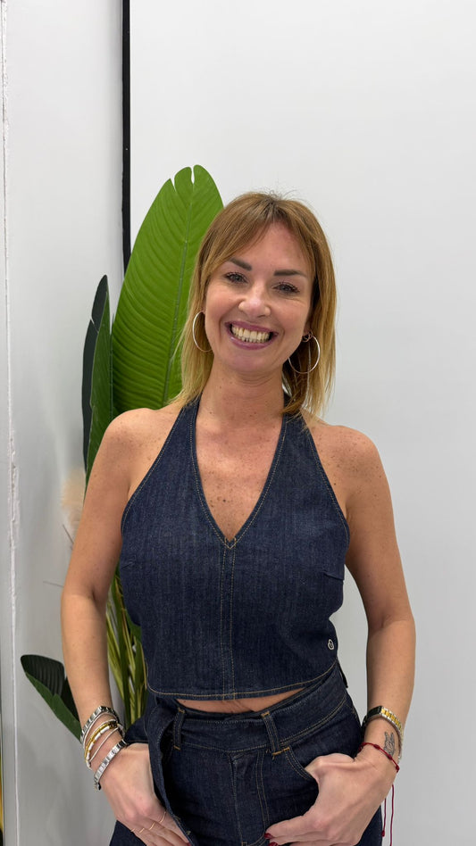 Top cropped con scollo a v e nodo posteriore