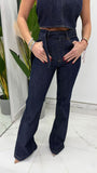 Jeans a zampa con cintura annodata e vita alta