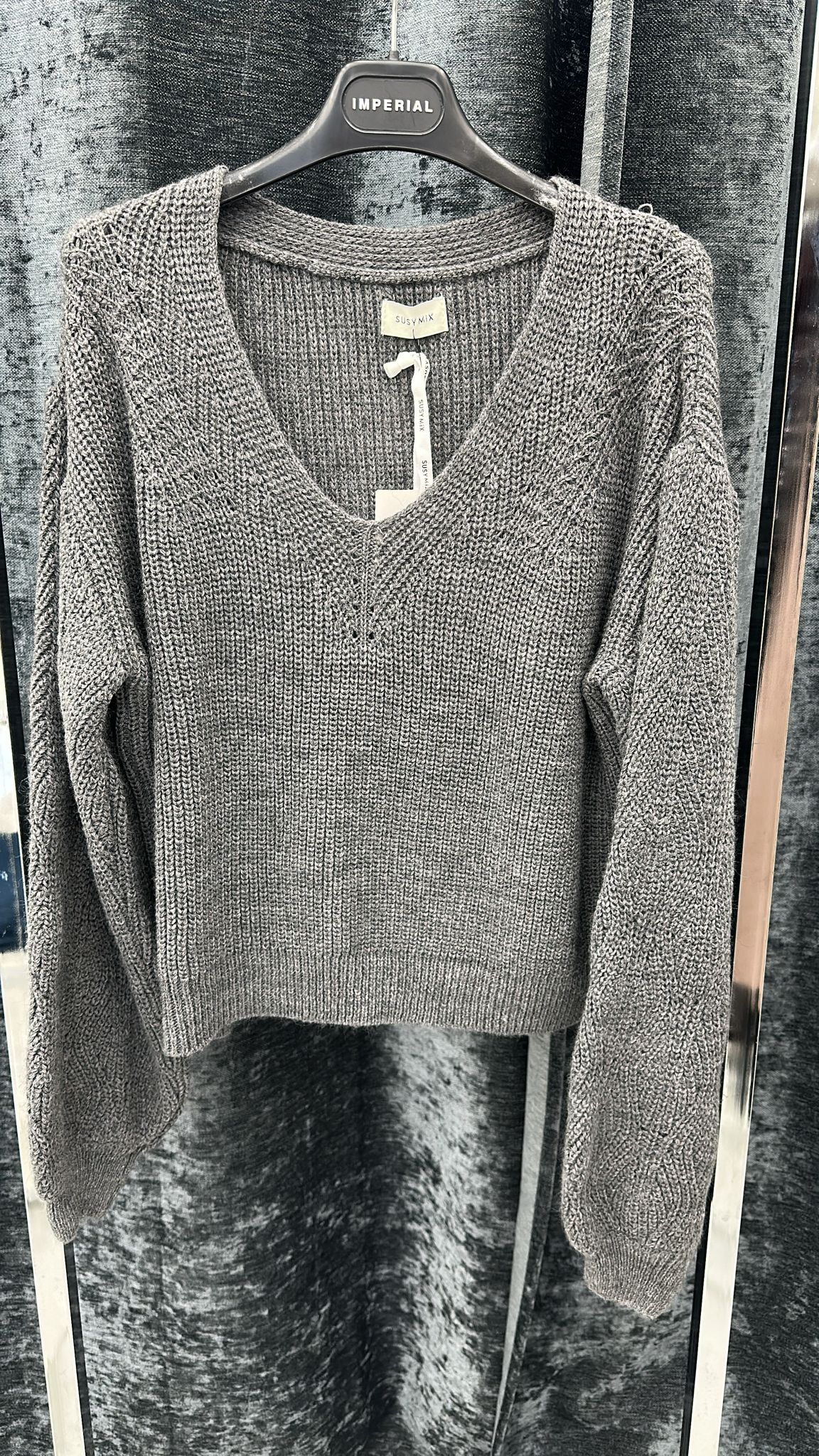 maglia di lana con scollo a v con manica morbida  lunga