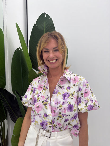Camicia cropped a fiori con maniche corte