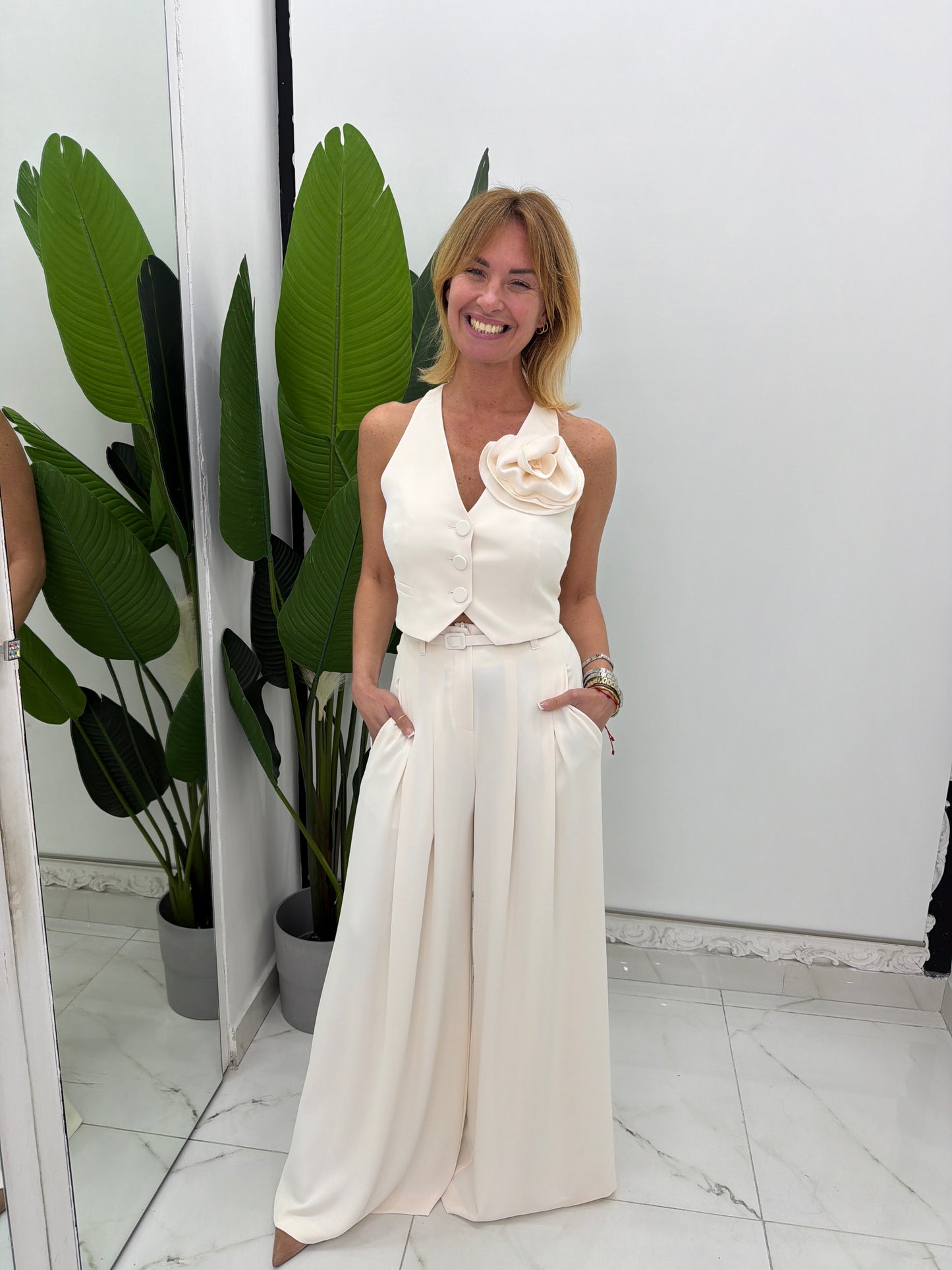 Gilet monopetto con fiore decorativo applicato