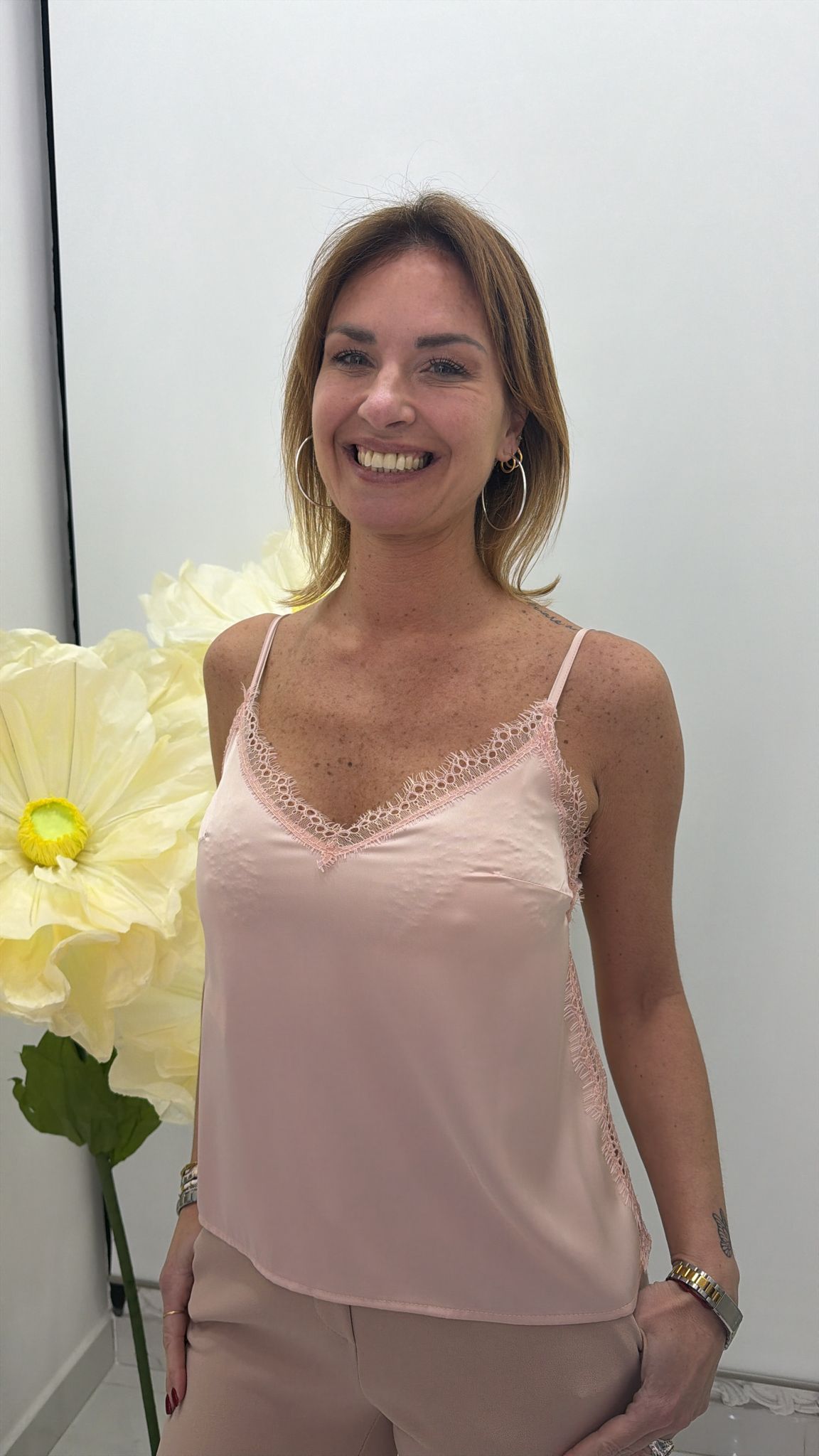Top con bretelle sottile e inserto in pizzo