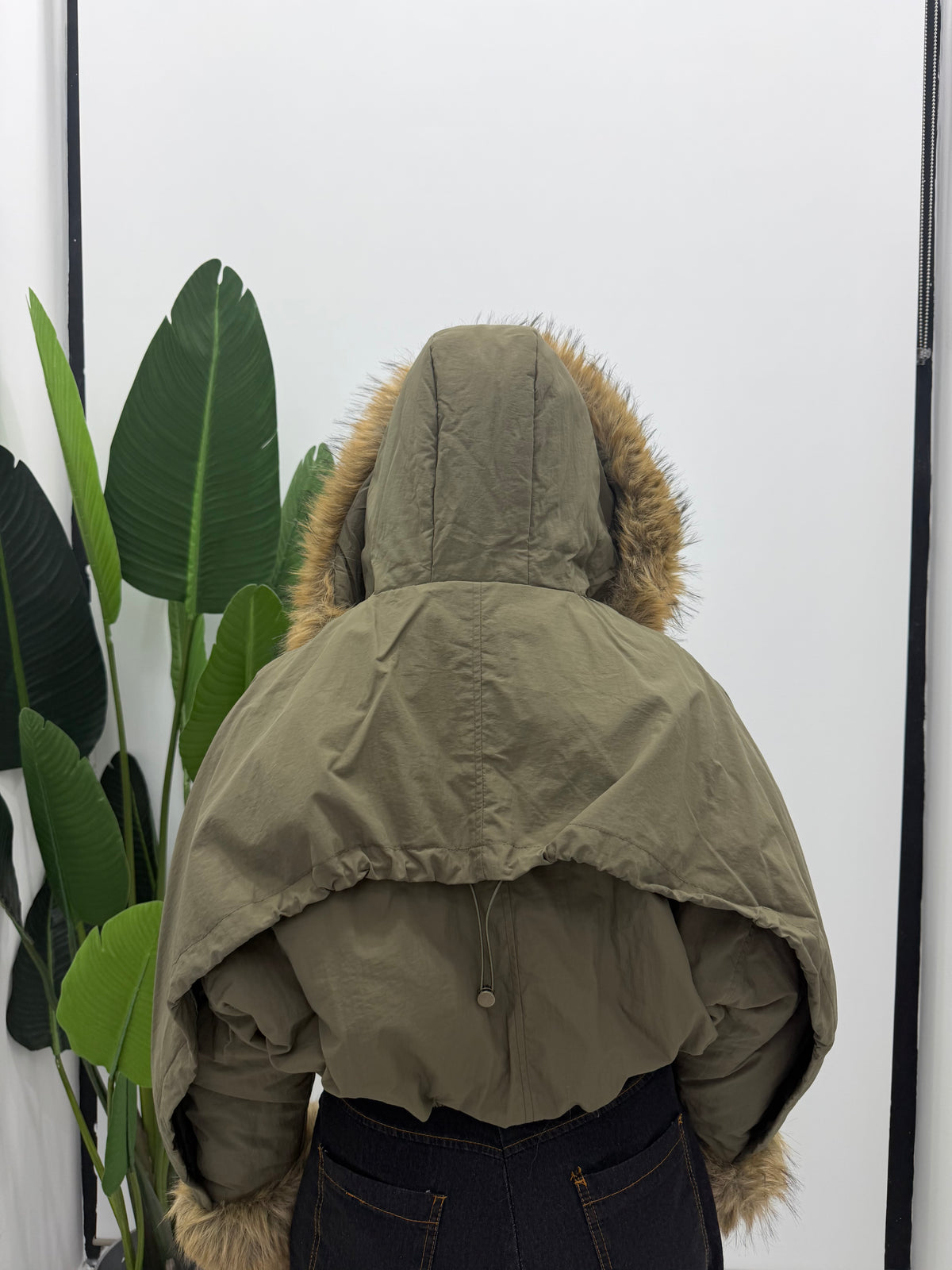 Parka corta con cappuccio e inserti in ecopelliccia