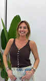 Top con spalline e abbottonatura frontale
