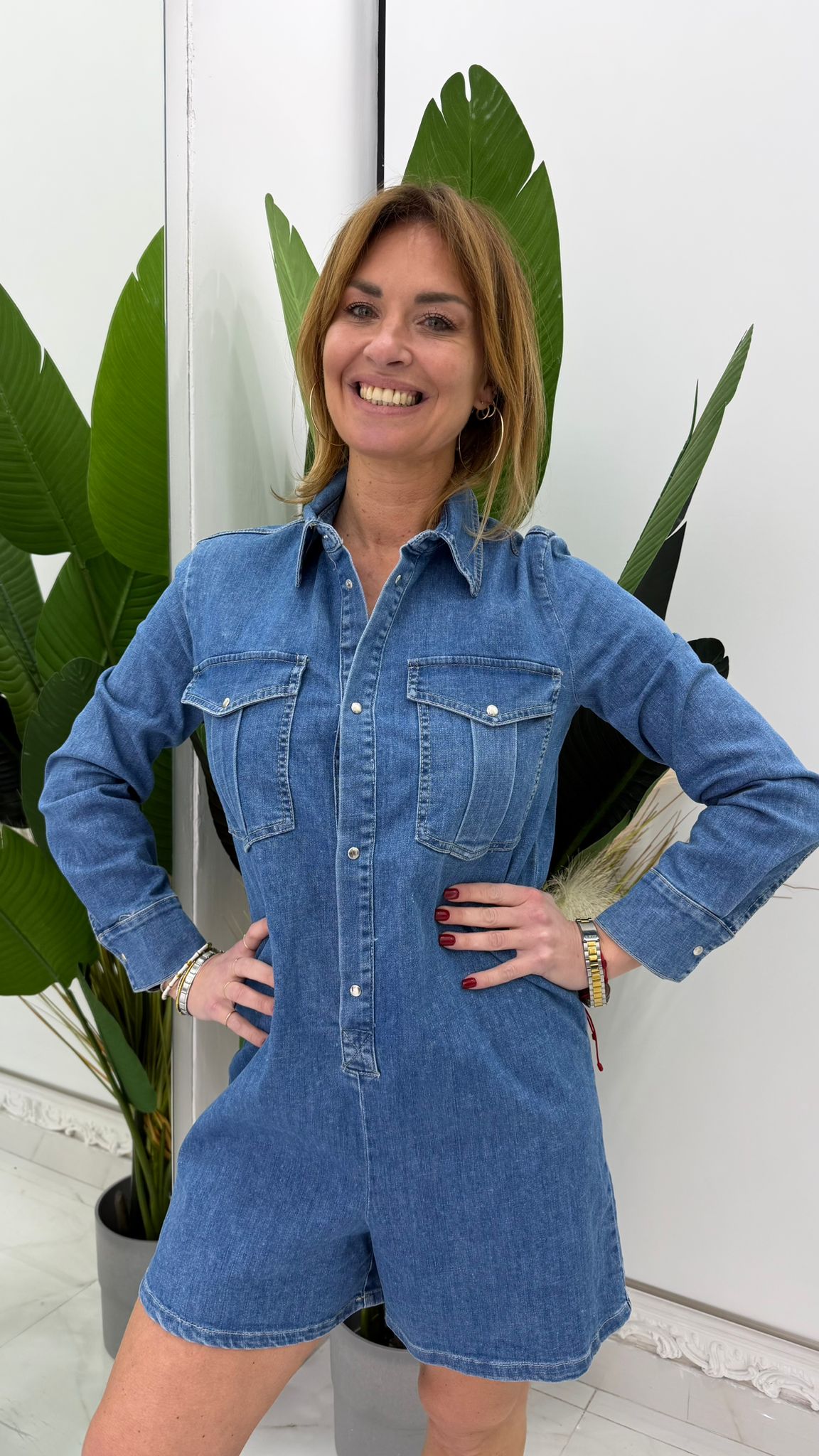 Jumpsuit corta con tasche frontali e maniche lunghe