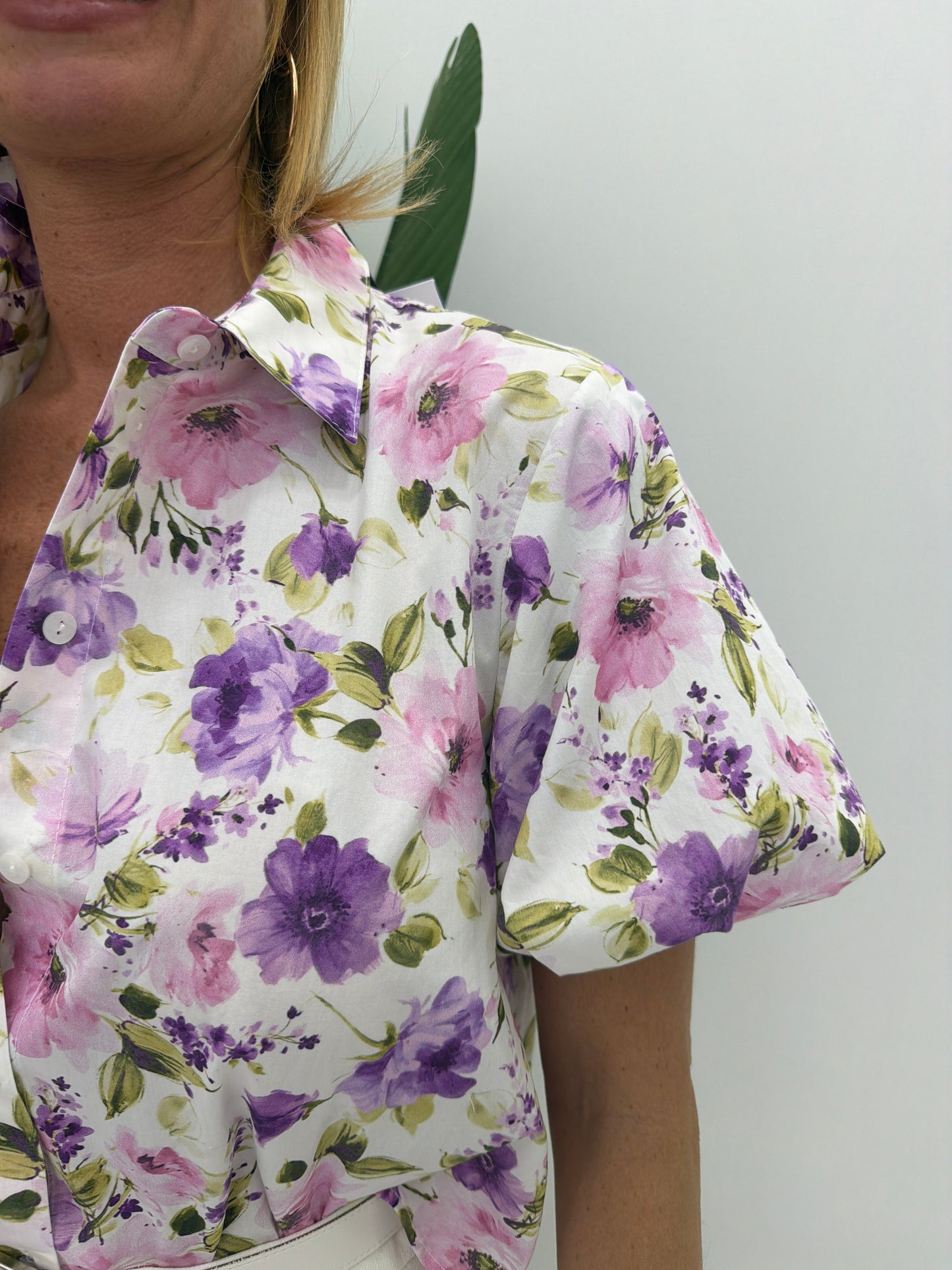 Camicia cropped a fiori con maniche corte