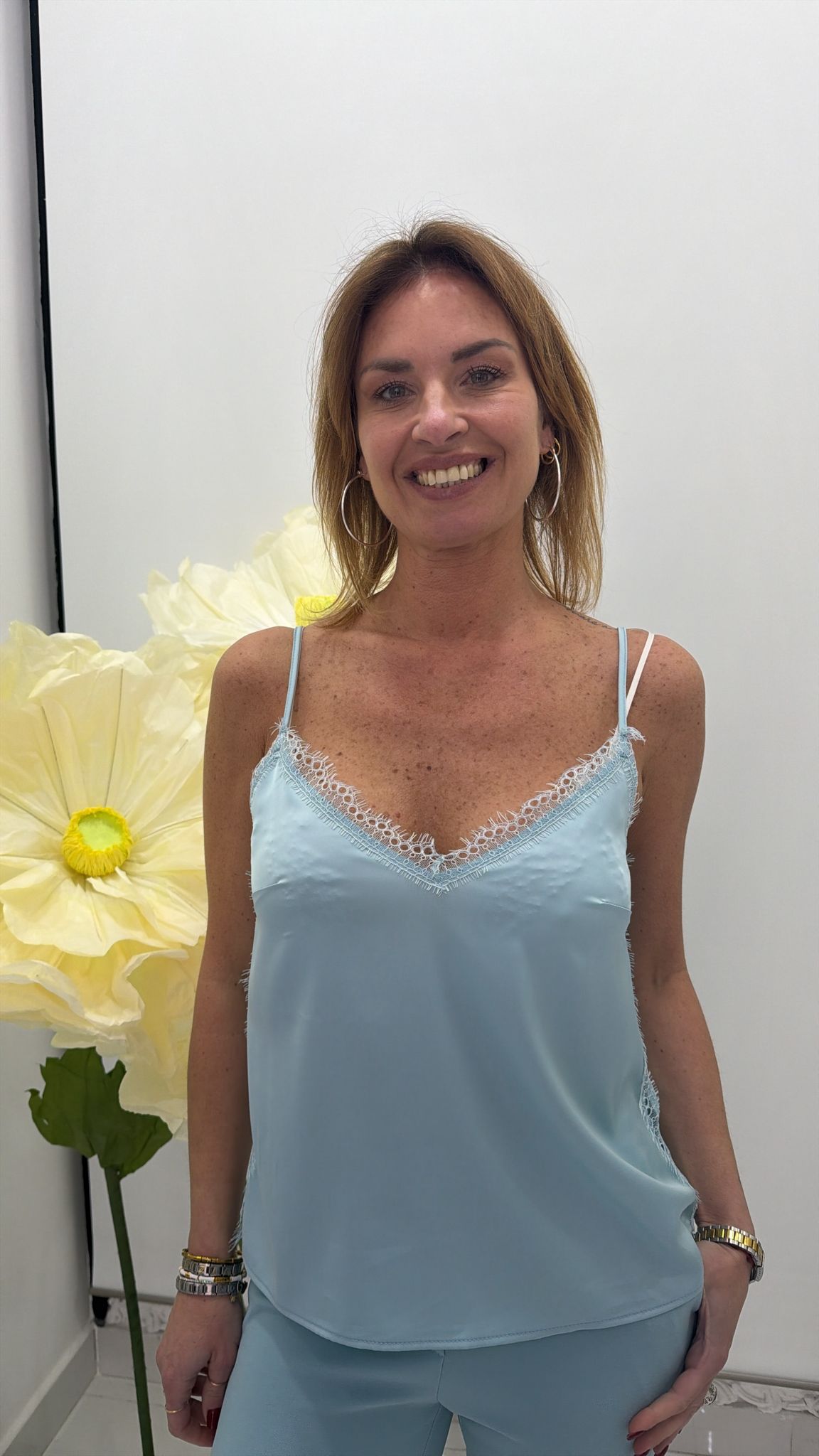 Top con bretelle sottile e inserto in pizzo