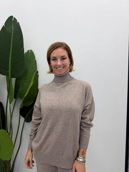 Maglione turtleneck con collo alto e polsini ampi