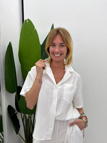 Camicia boxy con tasca frontale e maniche corte