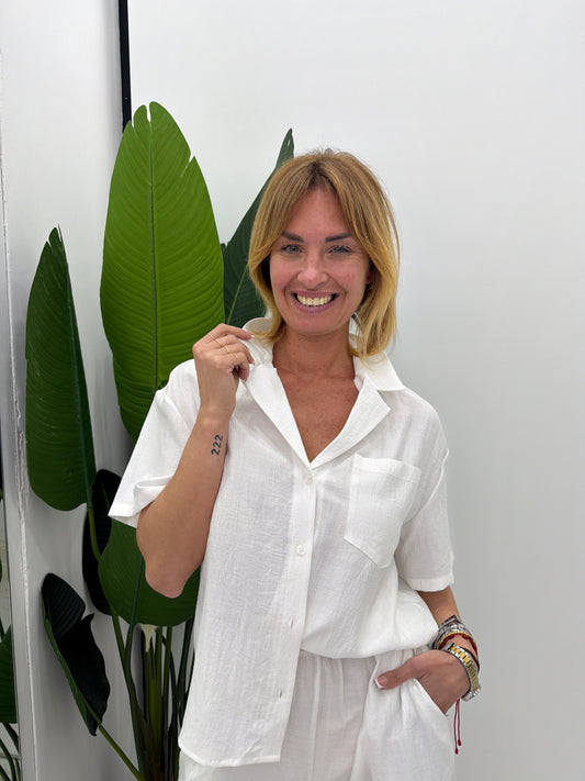 Camicia boxy con tasca frontale e maniche corte