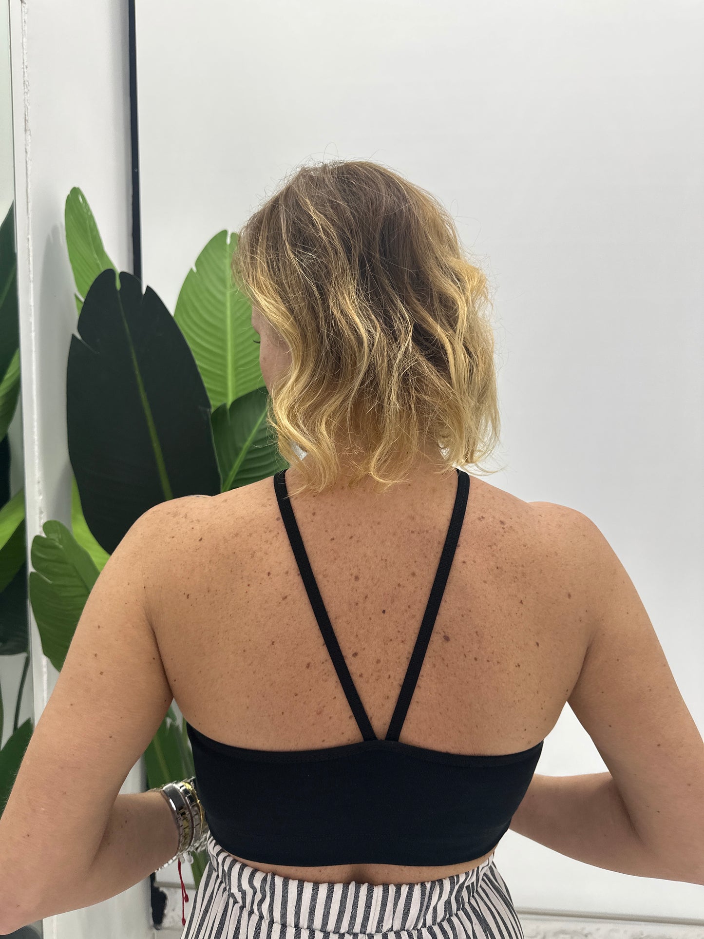 Top corto halter con spalline incrociate