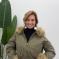 Parka corta con cappuccio e inserti in ecopelliccia