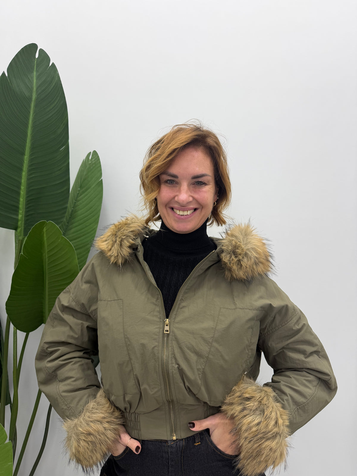 Parka corta con cappuccio e inserti in ecopelliccia