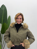 Parka corta con cappuccio e inserti in ecopelliccia