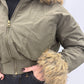 Parka corta con cappuccio e inserti in ecopelliccia