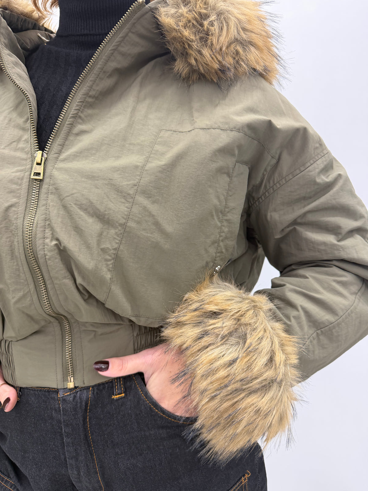 Parka corta con cappuccio e inserti in ecopelliccia