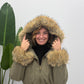 Parka corta con cappuccio e inserti in ecopelliccia