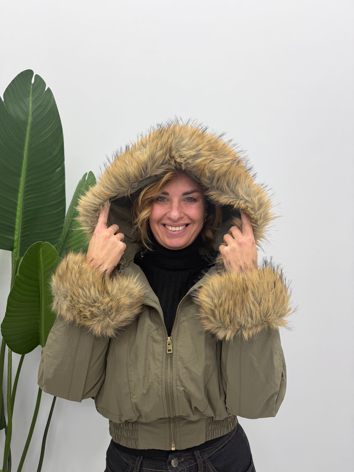 Parka corta con cappuccio e inserti in ecopelliccia