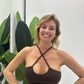 Top corto halter con spalline incrociate