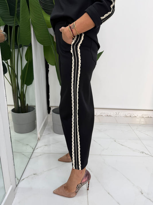 Pantaloni jogging con bande laterali e bottone