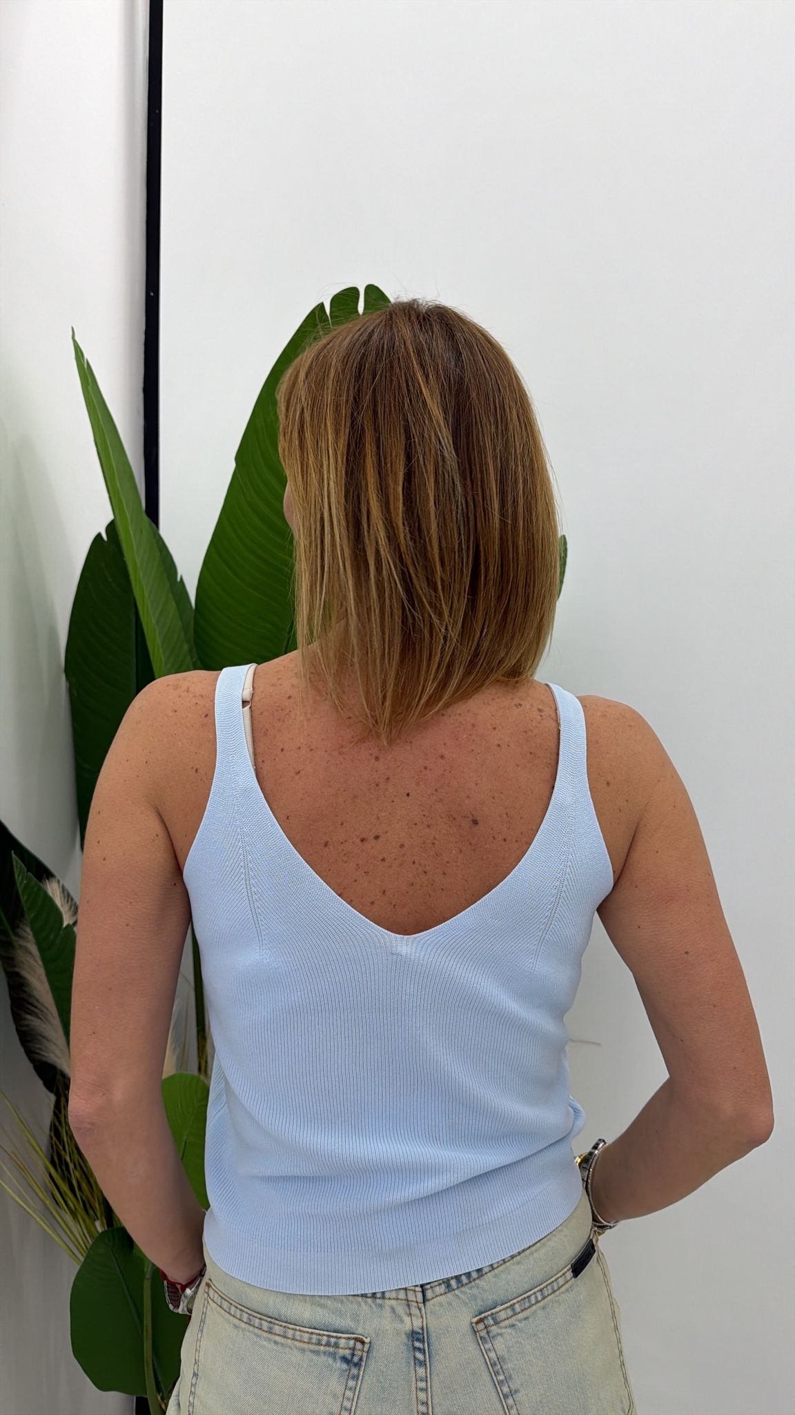 Top con spalline e abbottonatura frontale