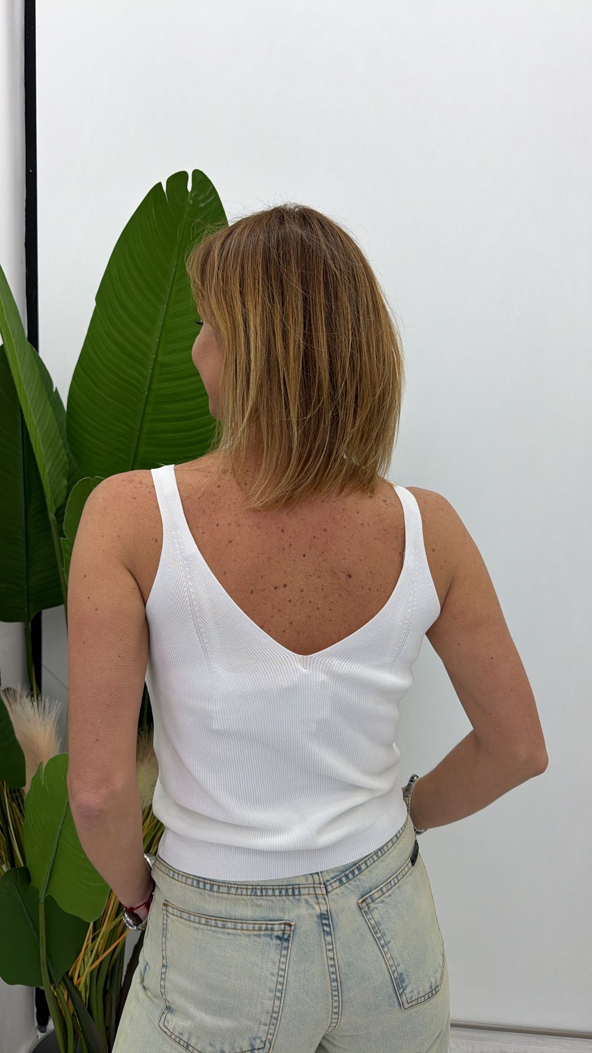 Top con spalline e abbottonatura frontale