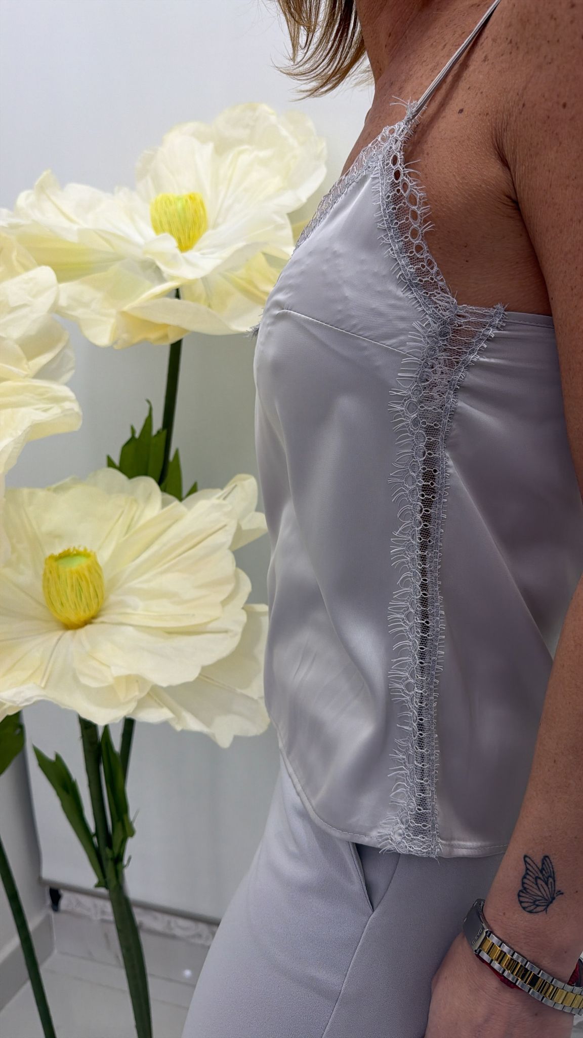 Top con bretelle sottile e inserto in pizzo